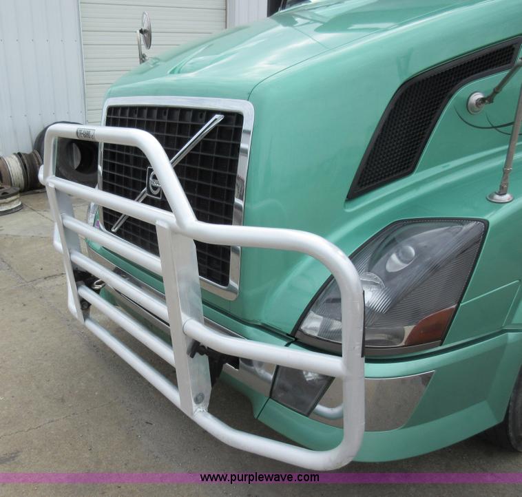 image for item L4534 2010 Volvo VNL semi truck