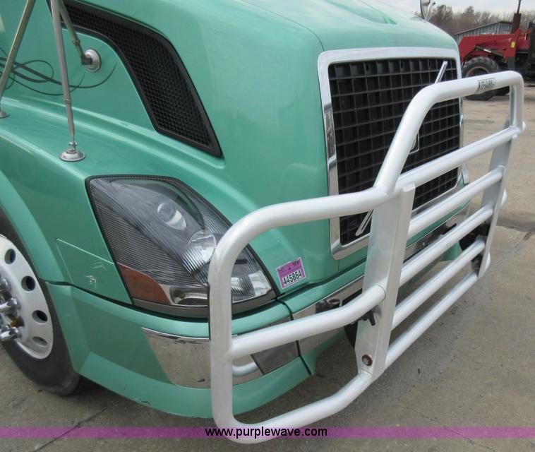 image for item L4534 2010 Volvo VNL semi truck