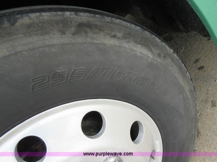 image for item L4534 2010 Volvo VNL semi truck