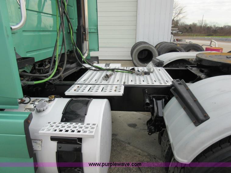 image for item L4534 2010 Volvo VNL semi truck