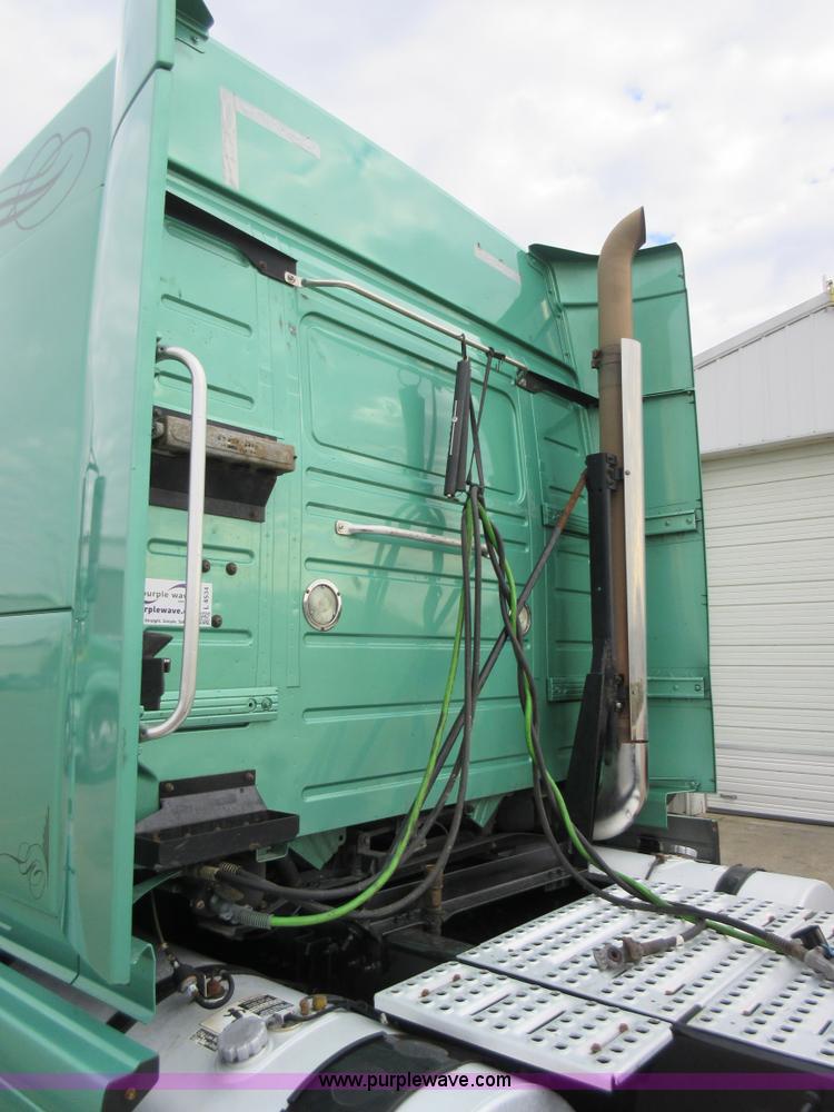 image for item L4534 2010 Volvo VNL semi truck