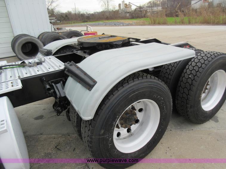 image for item L4534 2010 Volvo VNL semi truck