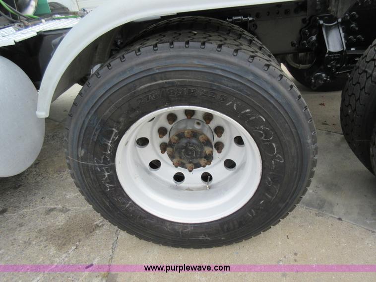 image for item L4534 2010 Volvo VNL semi truck