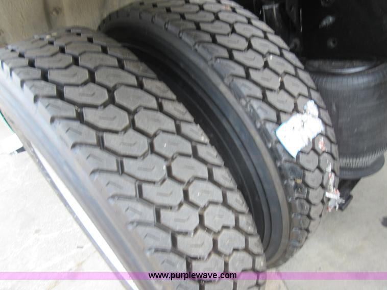 image for item L4534 2010 Volvo VNL semi truck