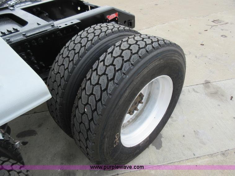 image for item L4534 2010 Volvo VNL semi truck