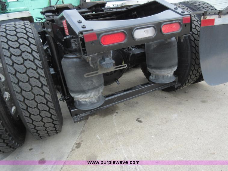 image for item L4534 2010 Volvo VNL semi truck