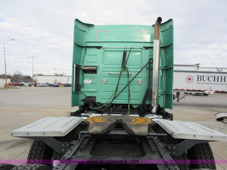 image for item L4534 2010 Volvo VNL semi truck