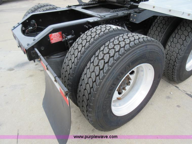 image for item L4534 2010 Volvo VNL semi truck