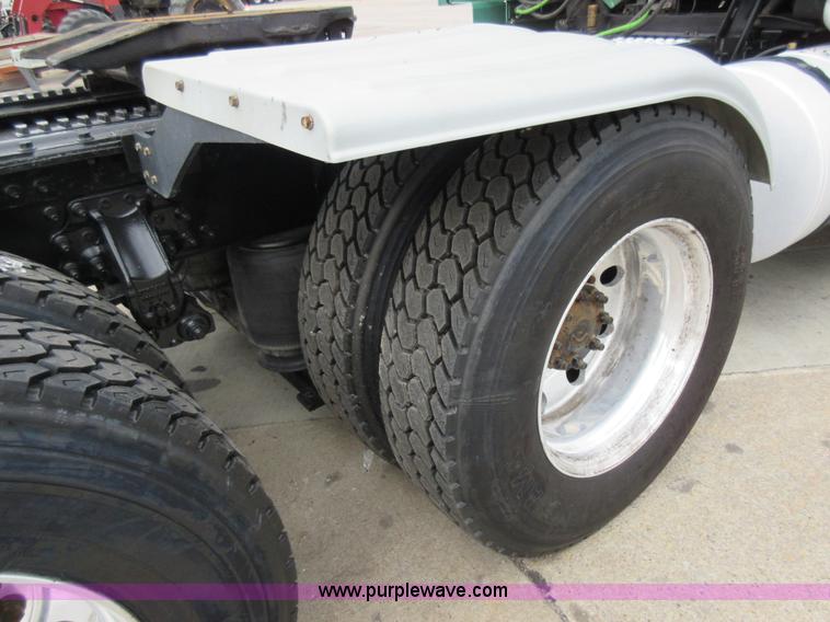 image for item L4534 2010 Volvo VNL semi truck