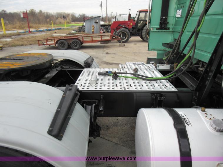 image for item L4534 2010 Volvo VNL semi truck