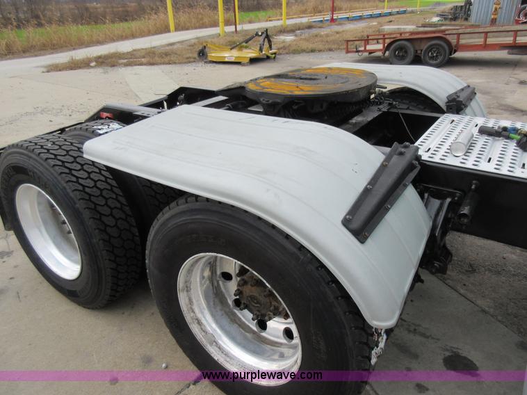 image for item L4534 2010 Volvo VNL semi truck