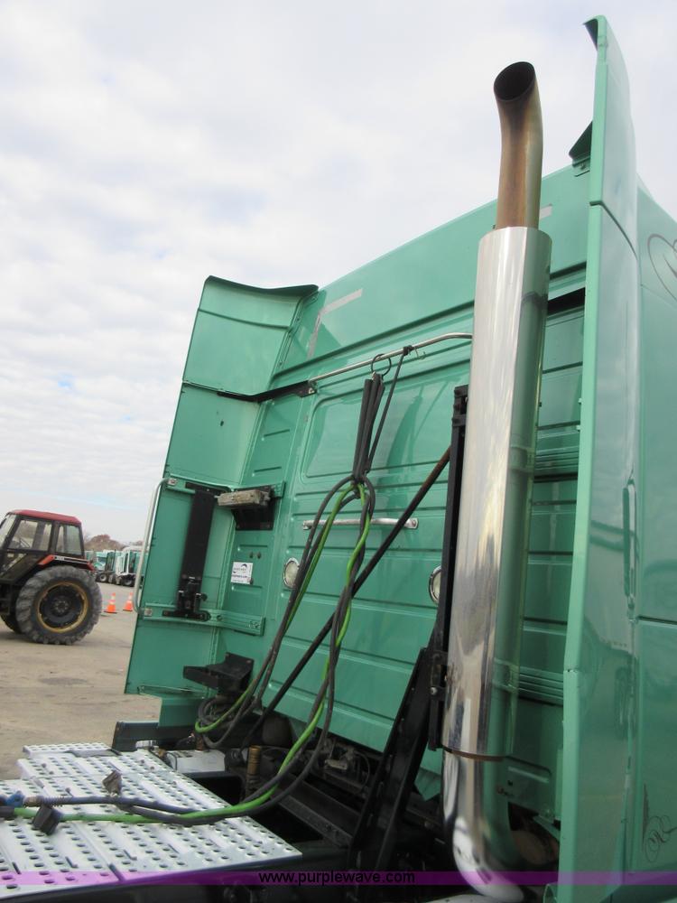 image for item L4534 2010 Volvo VNL semi truck