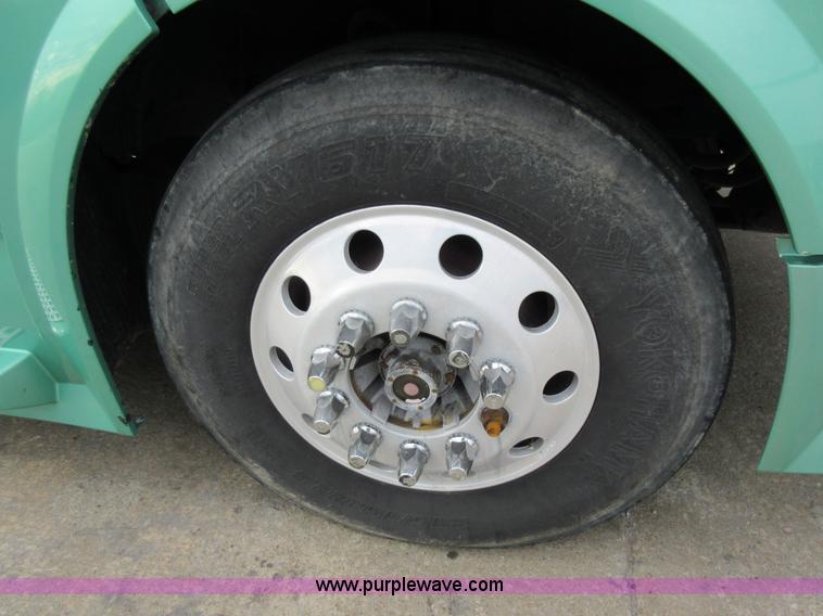 image for item L4534 2010 Volvo VNL semi truck