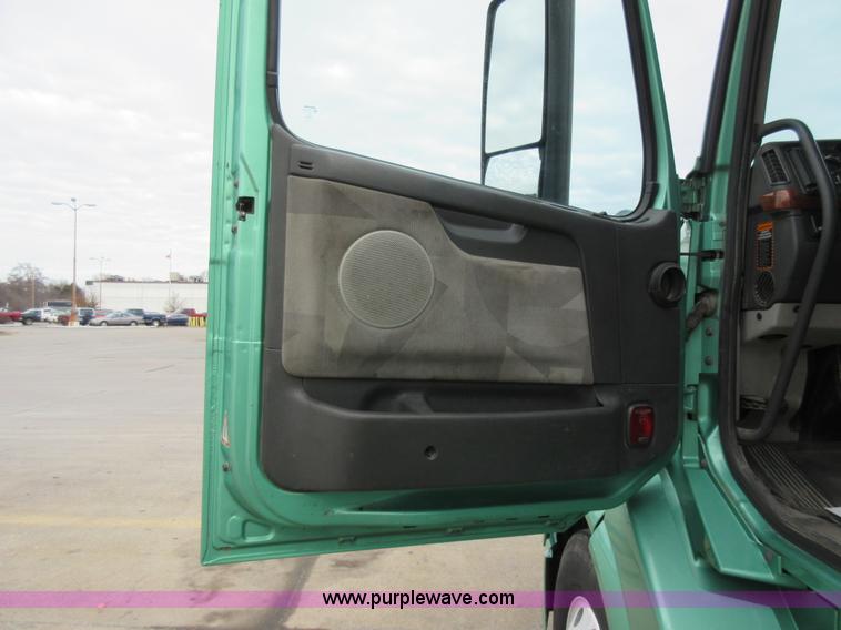 image for item L4534 2010 Volvo VNL semi truck