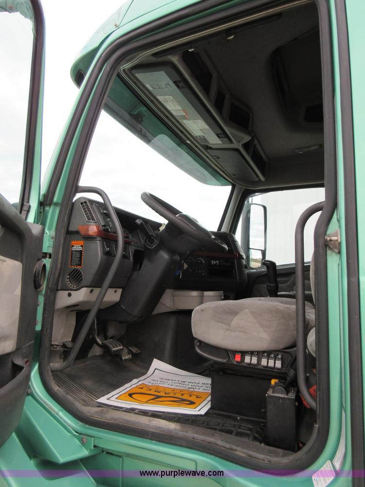 image for item L4534 2010 Volvo VNL semi truck