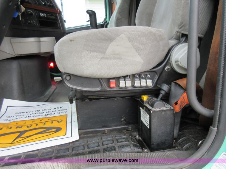 image for item L4534 2010 Volvo VNL semi truck