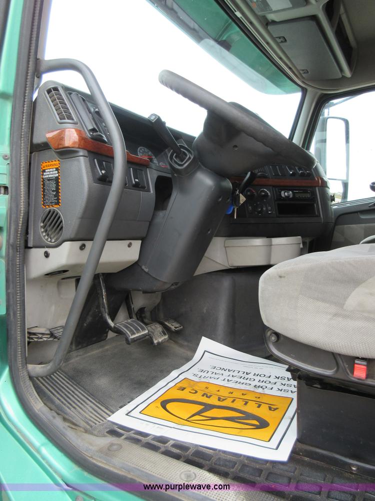 image for item L4534 2010 Volvo VNL semi truck