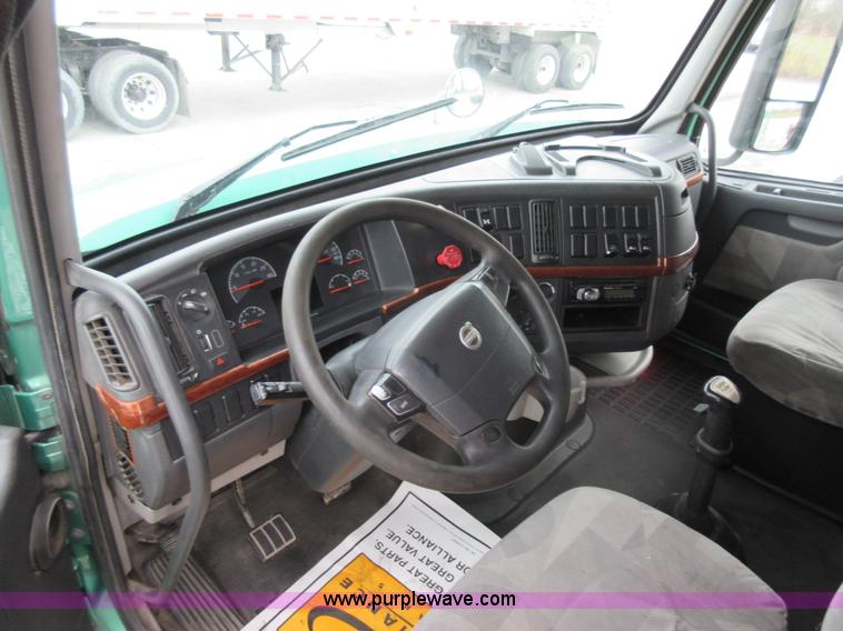 image for item L4534 2010 Volvo VNL semi truck