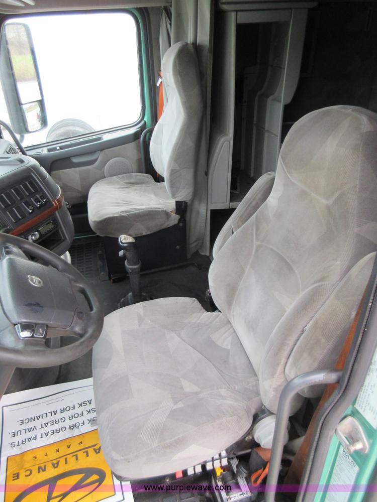 image for item L4534 2010 Volvo VNL semi truck