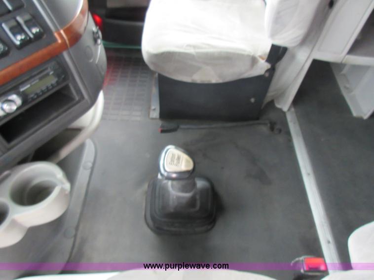 image for item L4534 2010 Volvo VNL semi truck