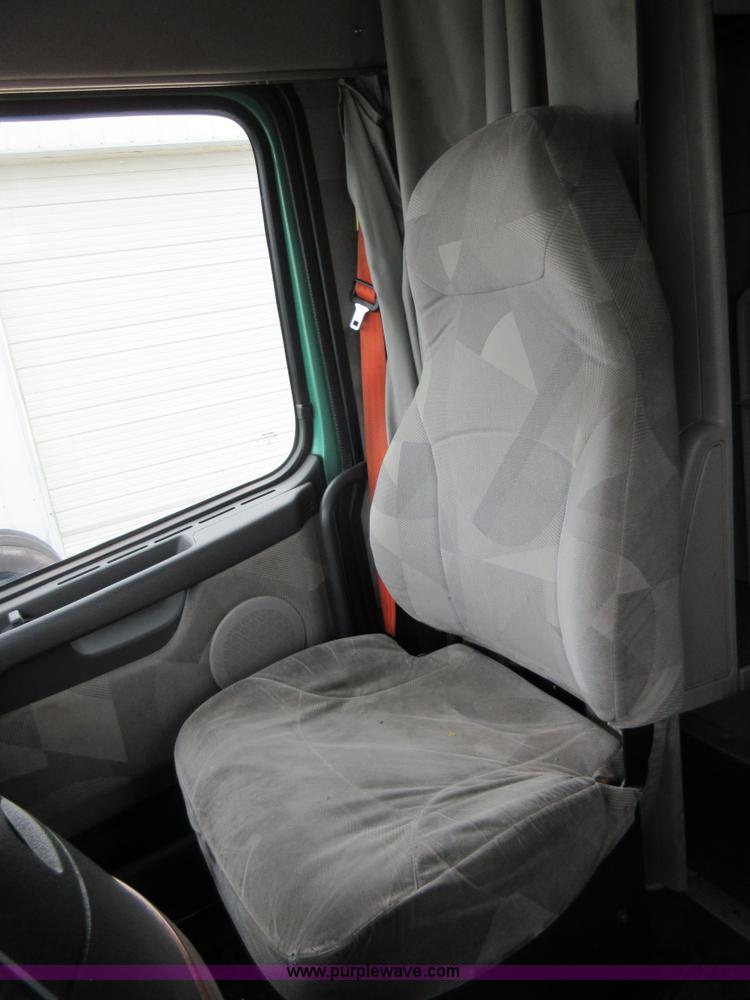 image for item L4534 2010 Volvo VNL semi truck