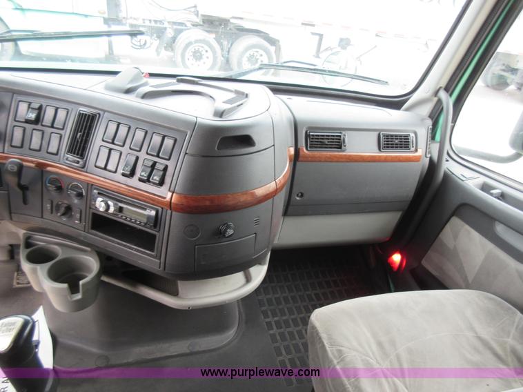 image for item L4534 2010 Volvo VNL semi truck