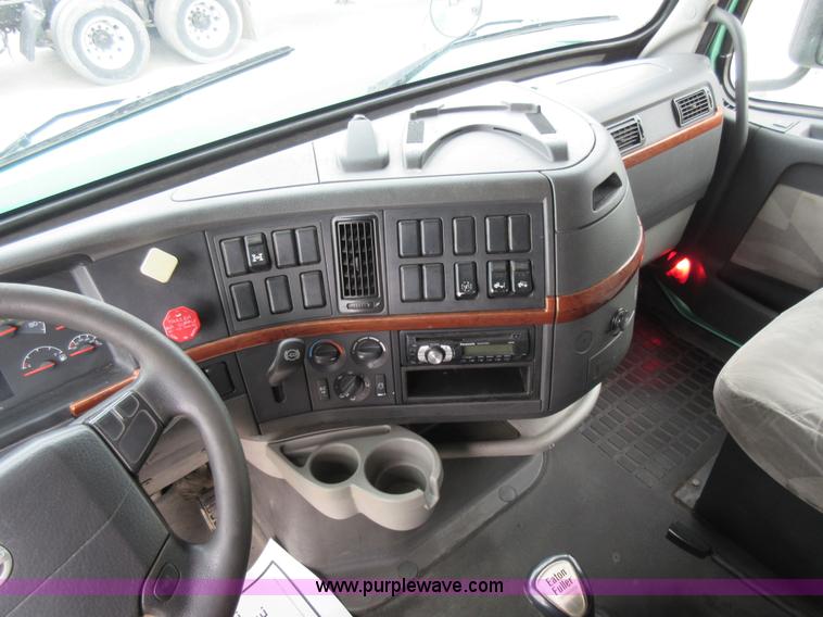 image for item L4534 2010 Volvo VNL semi truck