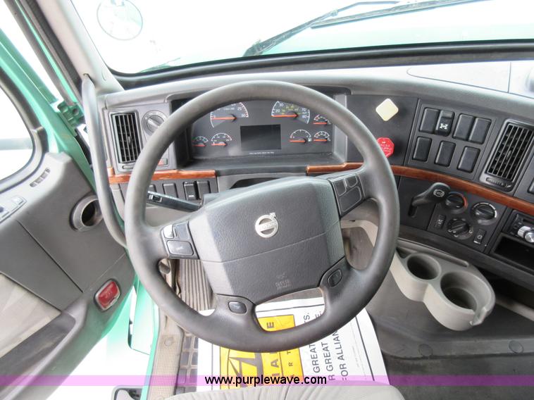 image for item L4534 2010 Volvo VNL semi truck