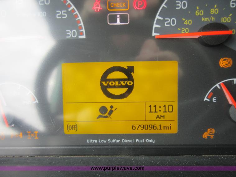 image for item L4534 2010 Volvo VNL semi truck