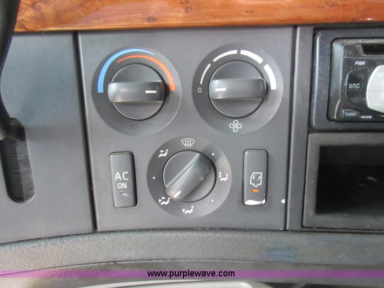 image for item L4534 2010 Volvo VNL semi truck