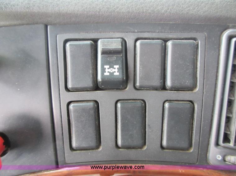 image for item L4534 2010 Volvo VNL semi truck