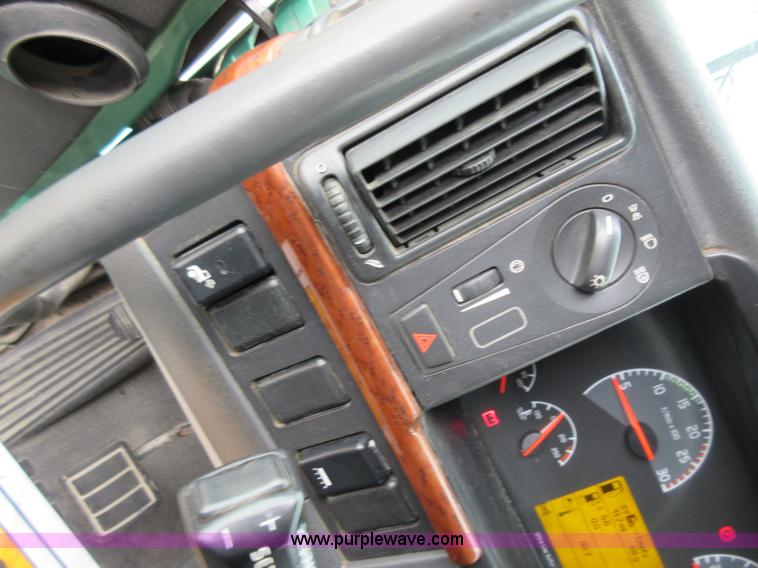 image for item L4534 2010 Volvo VNL semi truck