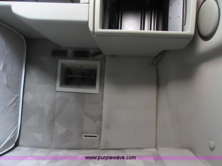 image for item L4534 2010 Volvo VNL semi truck