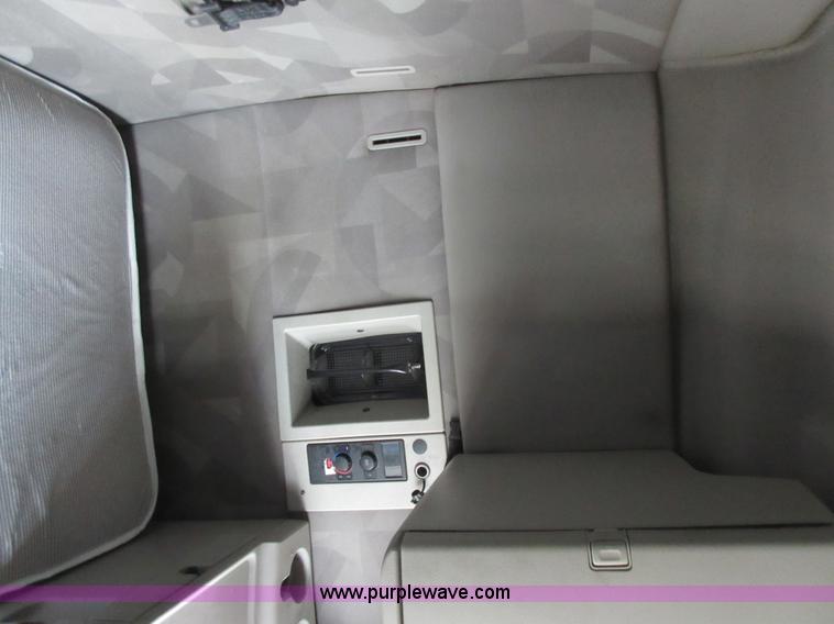 image for item L4534 2010 Volvo VNL semi truck