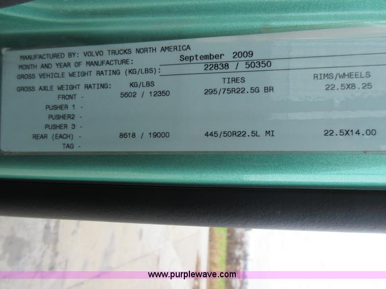 image for item L4534 2010 Volvo VNL semi truck