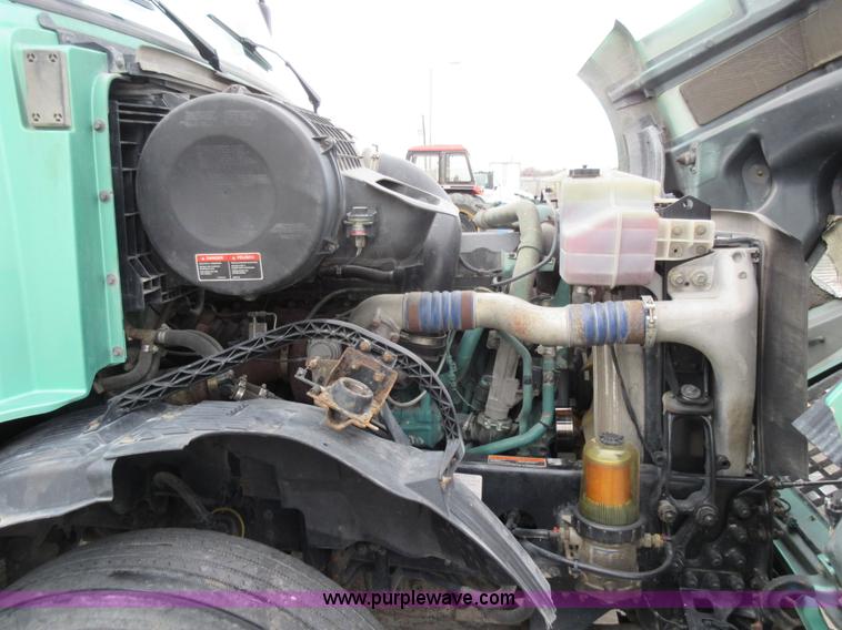 image for item L4534 2010 Volvo VNL semi truck