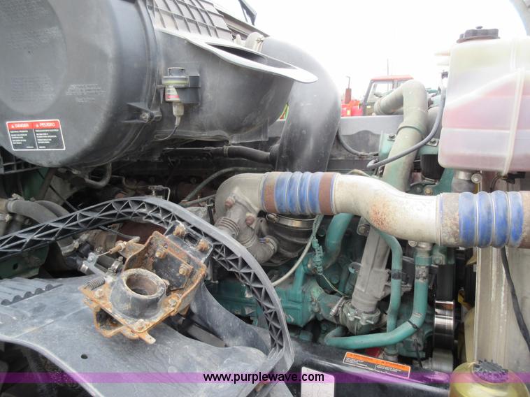 image for item L4534 2010 Volvo VNL semi truck