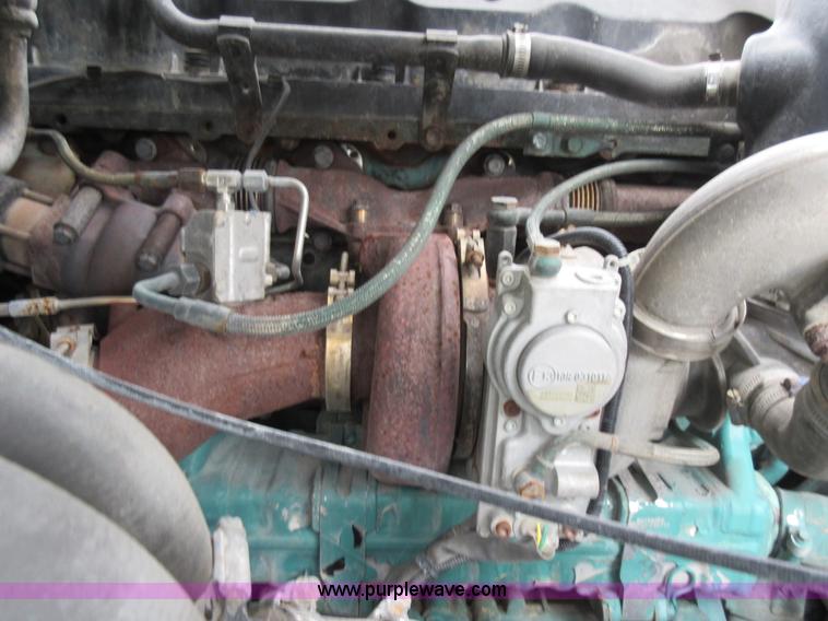 image for item L4534 2010 Volvo VNL semi truck