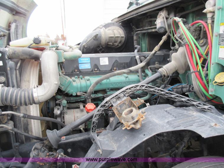 image for item L4534 2010 Volvo VNL semi truck