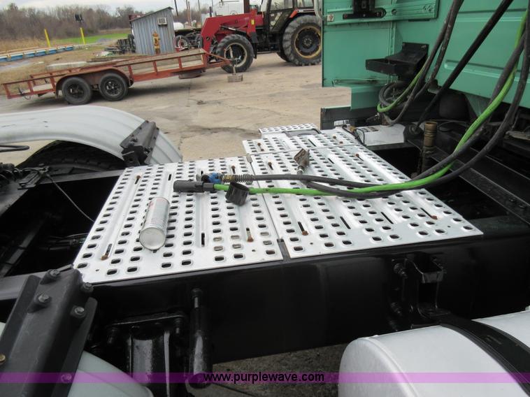 image for item L4534 2010 Volvo VNL semi truck