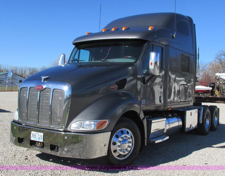 image for item L5326 2009 Peterbilt 387 semi truck
