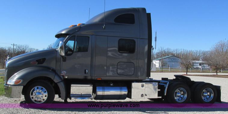 image for item L5326 2009 Peterbilt 387 semi truck