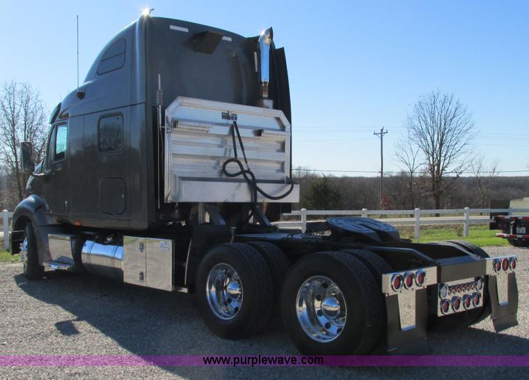 image for item L5326 2009 Peterbilt 387 semi truck