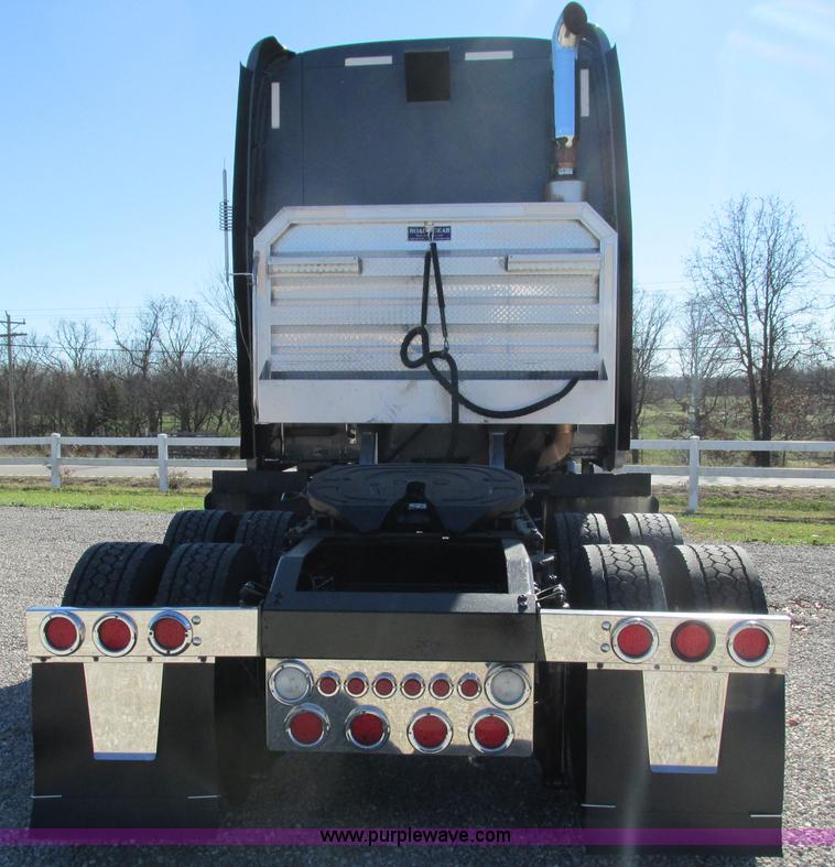 image for item L5326 2009 Peterbilt 387 semi truck