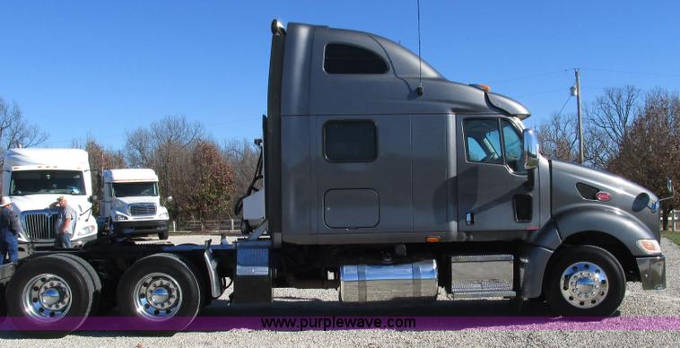image for item L5326 2009 Peterbilt 387 semi truck
