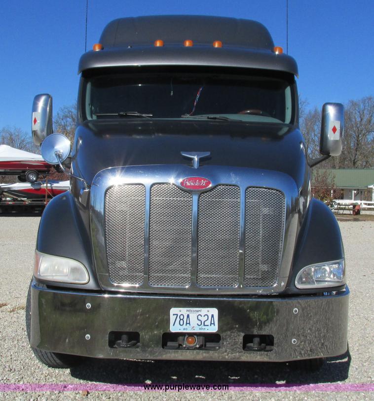image for item L5326 2009 Peterbilt 387 semi truck