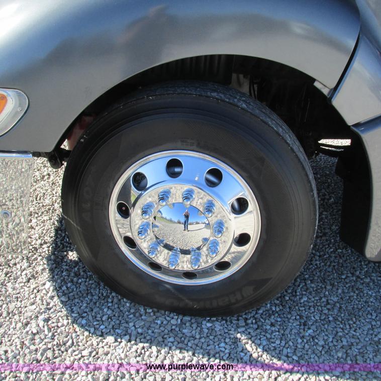 image for item L5326 2009 Peterbilt 387 semi truck