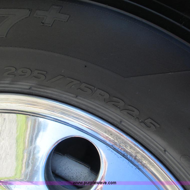 image for item L5326 2009 Peterbilt 387 semi truck