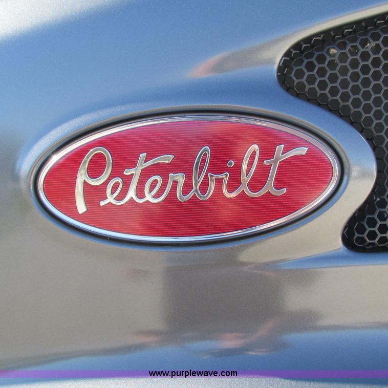 image for item L5326 2009 Peterbilt 387 semi truck