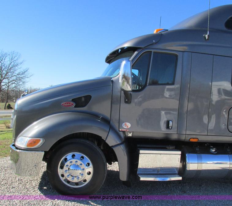 image for item L5326 2009 Peterbilt 387 semi truck